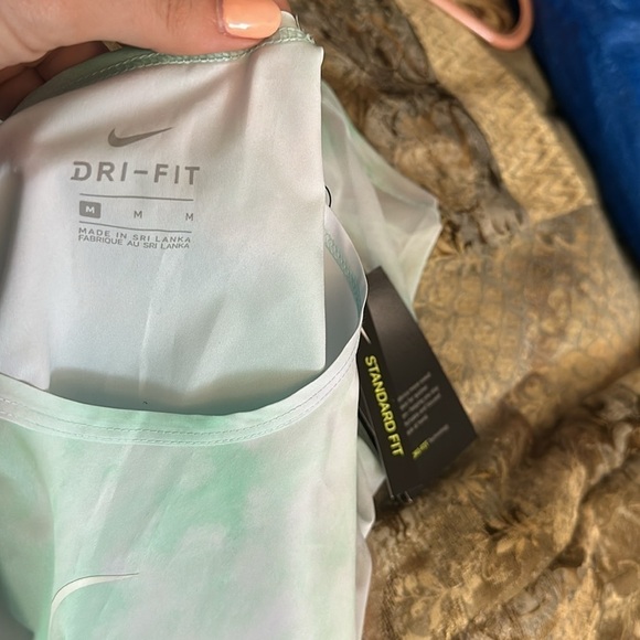 🆕 NIKE Icon Clash City Sleek Running Tank SIZE MEDIUM - Picture 11 of 13